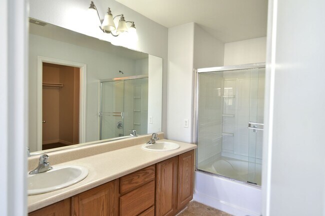 Building Photo - BEAUTIFUL 4BED/3BATH Home w/ 2 Car Garage ...