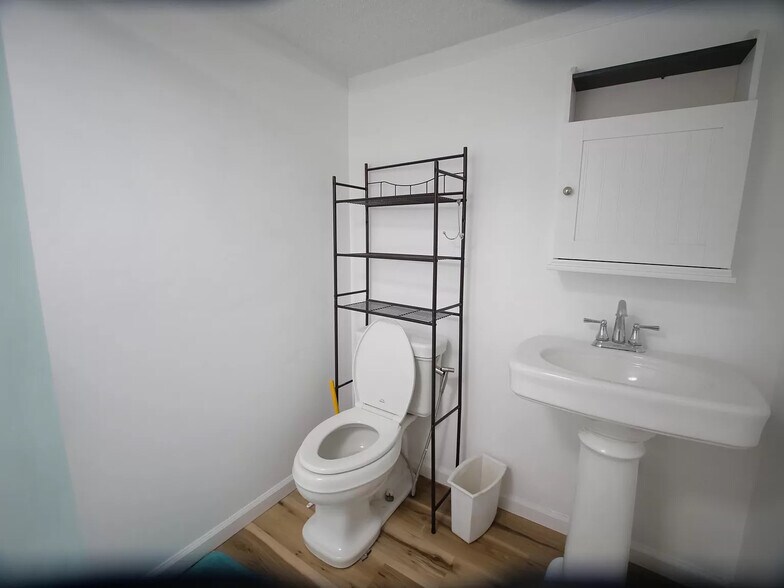 Building Photo - Room in Duplex on Dixon Dr