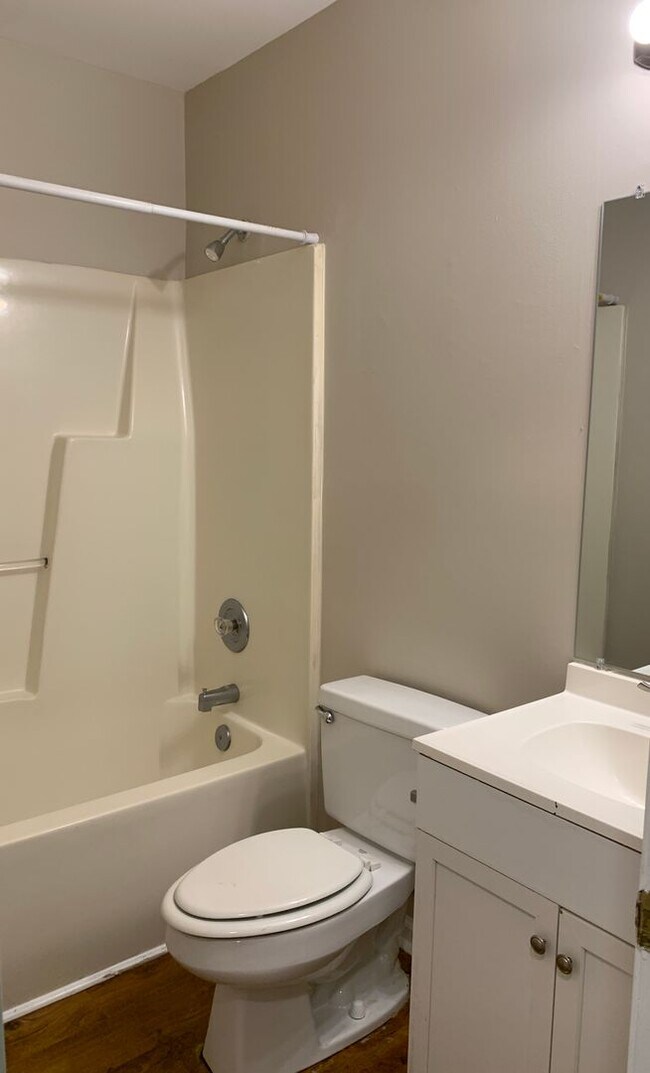 Building Photo - $500 OFF 1ST MONTH'S RENT! Water/Sewer/Tra...