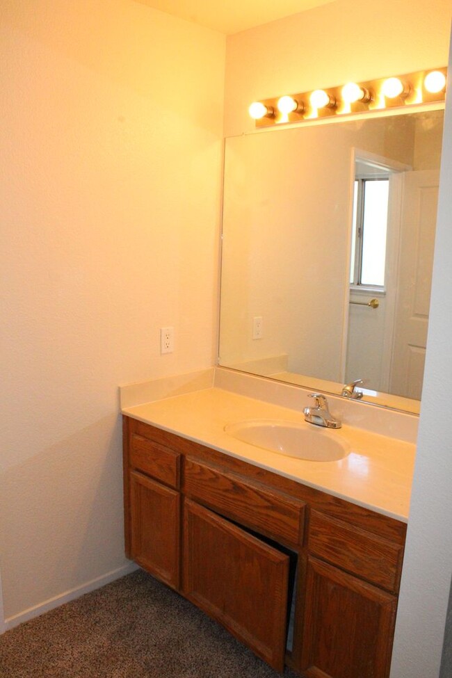 Building Photo - Updated 4 Bedroom, 2 1/2 Bathroom Townhome...