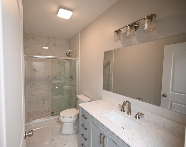 Building Photo - 1630 W Thorndale Ave