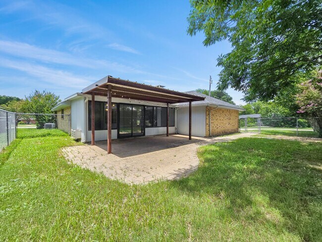 Building Photo - Coming Soon! 4 BR/2BA | Newly Renovated Single Family Home | Covered Patio | In Waxahachie!