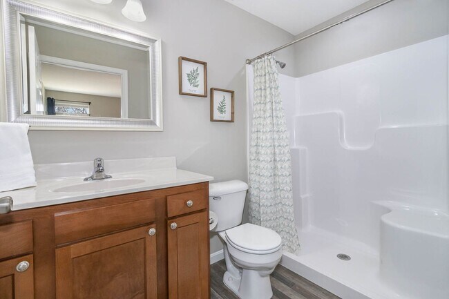 Building Photo - Fully Furnished Short-term rental Includes internet, cable, washer, dryer, etc