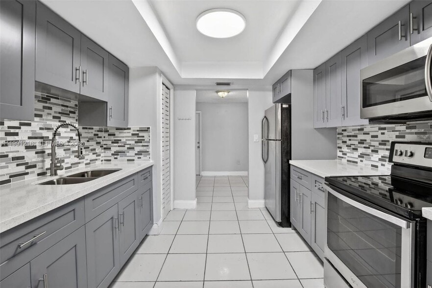 Building Photo - 2521 NW 72nd Ave