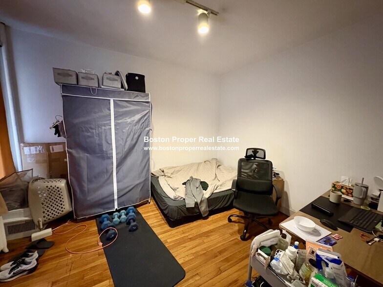 Building Photo - 60 Queensberry St