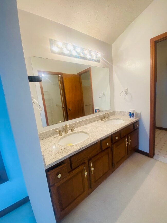 Building Photo - 473 Montvale Ln