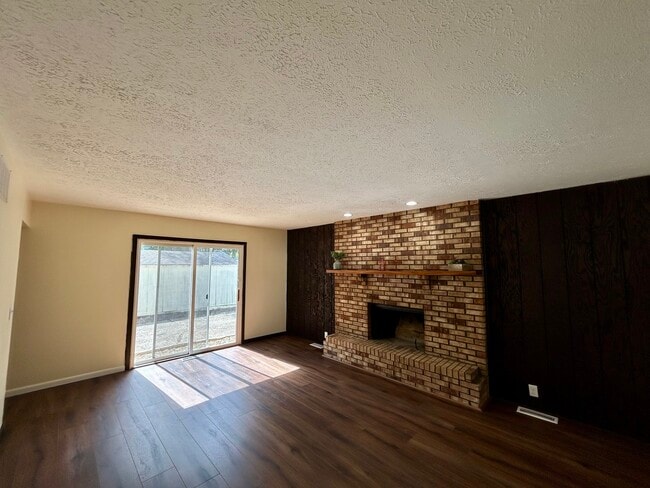 Building Photo - 1000 Kern St