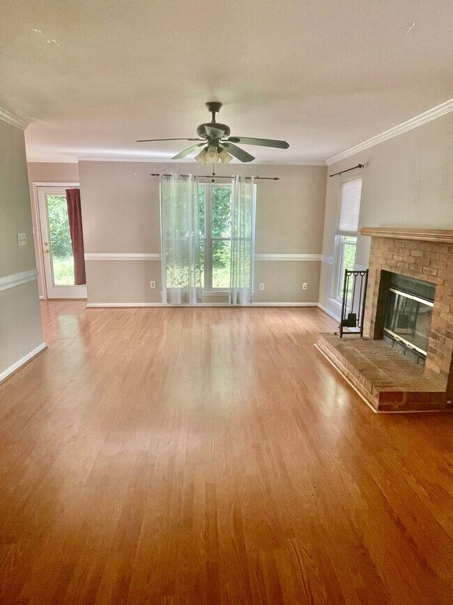 Building Photo - Welcome to this charming 3-bedroom, 2.5-ba...