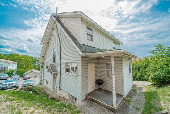 Building Photo - 4 Bedroom/ 2 Bathroom House - Downtown - A...