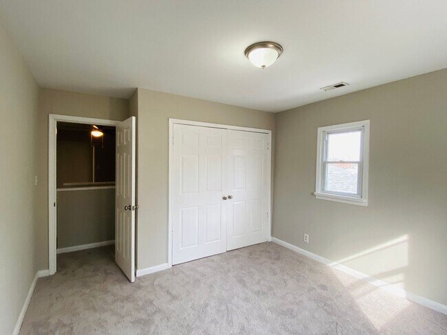 Building Photo - Very Spacious 5bdrm/2bth Bungalow Located in South Richmond w/Privacy Fenced Back Yard!!