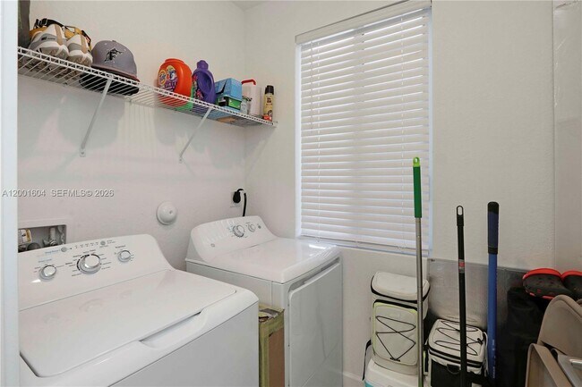 Building Photo - 2432 SE 10th St