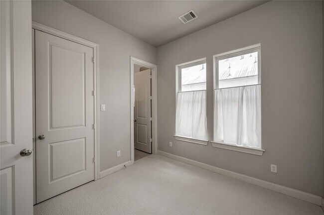 Building Photo - 266 E 28th St