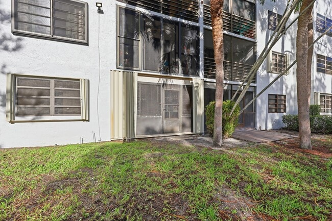 Building Photo - 4700 Lucerne Lakes Blvd W