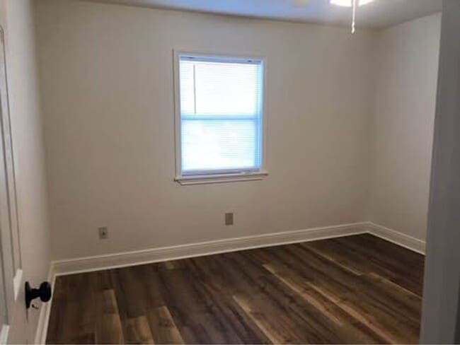 Building Photo - Move In Ready Townhome