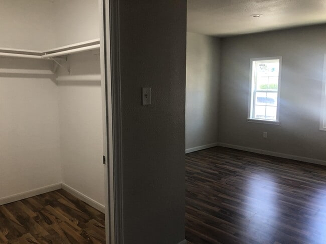 Building Photo - 1554 Willowbrook St