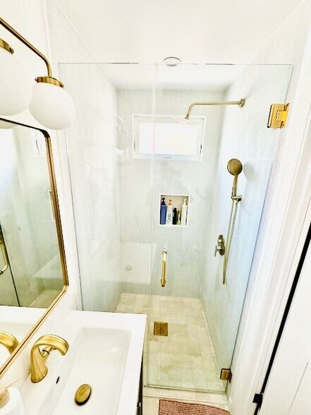 lower en suite bathroom - 245 26th St