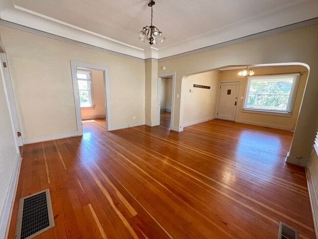 Building Photo - Charming Clinton Neighborhood Home 2 Bed 2 Bath — Close to Downtown & Division Street!