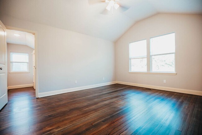 Building Photo - Stunning single family home near MSU campu...