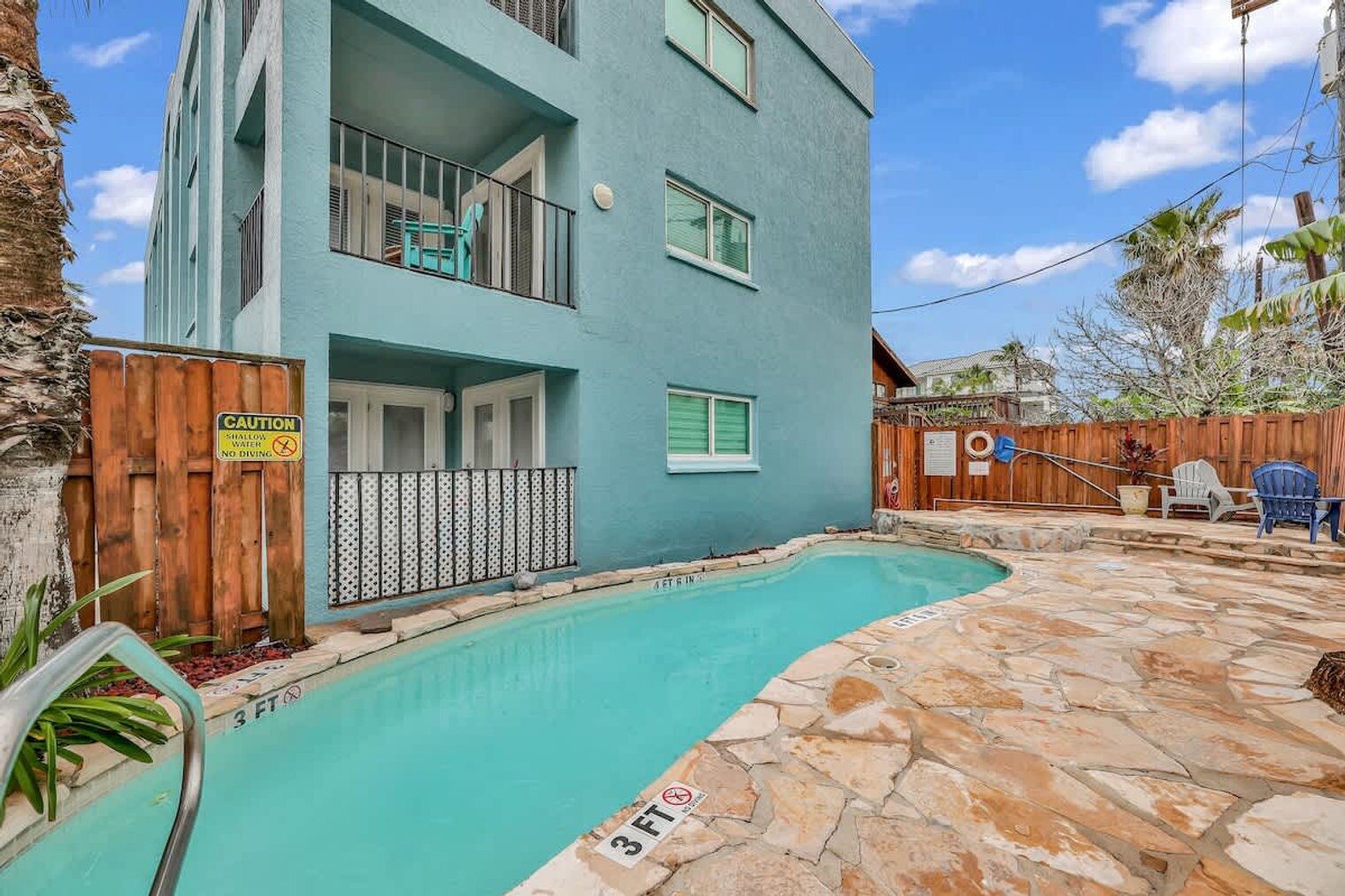 Building Photo - 132 E Gardenia St