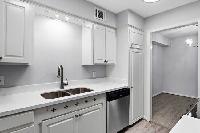 Building Photo - 2744 Briarhurst Dr