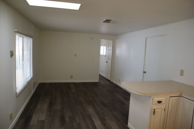 Building Photo - 790 W Green Ln