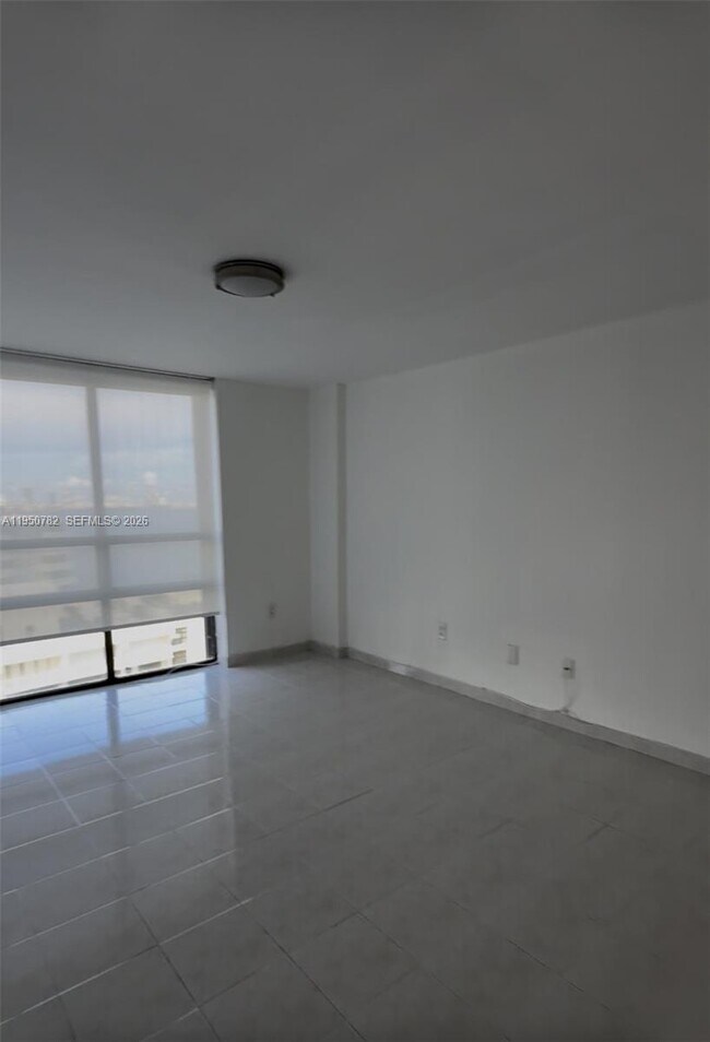 Building Photo - 1450 Brickell Bay Dr