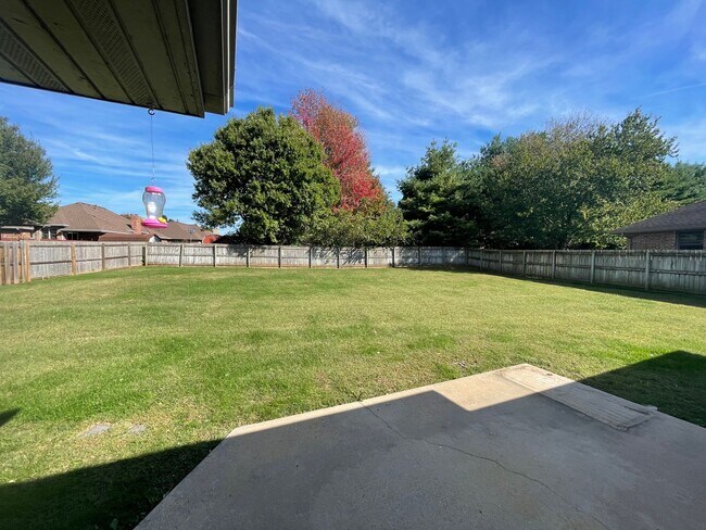Building Photo - Very spacious 3 bed 2 bath 3 car garage!  ...