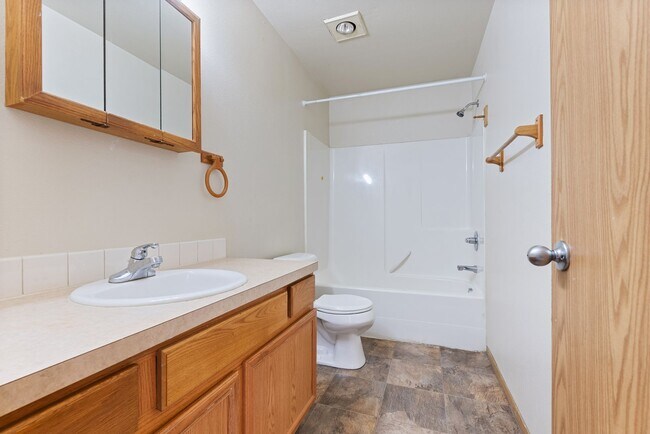 Building Photo - Spacious 4-Bedroom Home in SE Portland