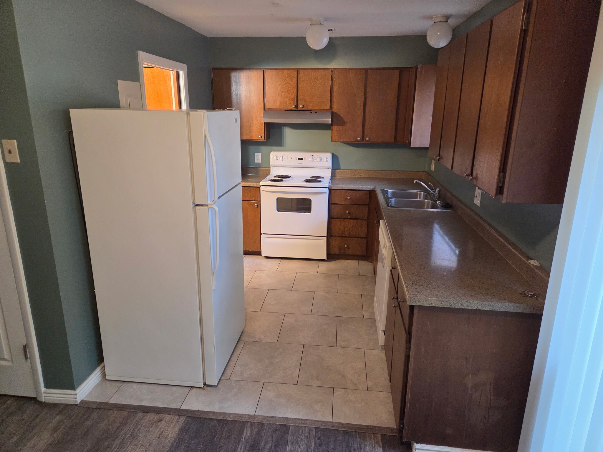 Building Photo - 979 S Lake St