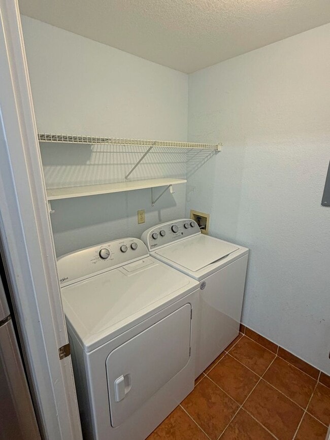 Building Photo - Great 2 Bedroom, 2 Bathroom Second Floor Unit Located inside a Gated Community with a One Car Gar...