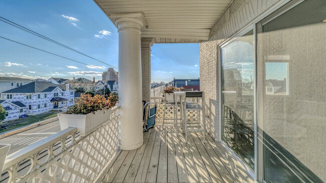 Building Photo - 25 S Surrey Ave