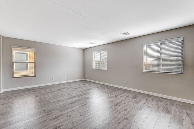 Building Photo - Spacious 3 bedroom home with large yard in...