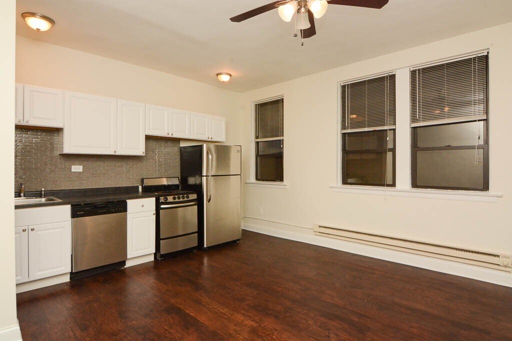Building Photo - 3350 N Marshfield Ave
