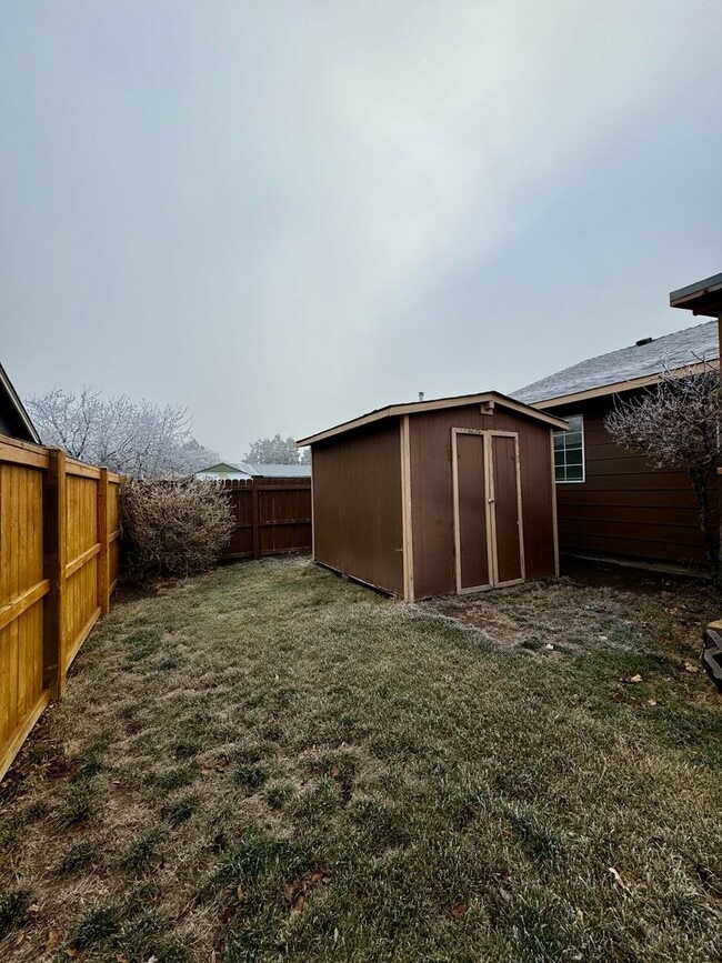 Building Photo - Adorable Home in SW Redmond with Huge Back...