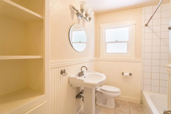 Building Photo - Beautifully updated Ashland home Near SOU ...