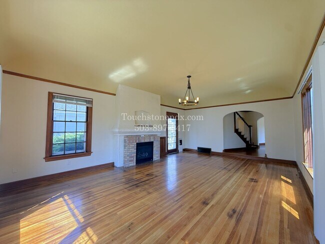 Building Photo - MOVE IN SPECIAL! ONE MONTH FREE! Timeless SE Portland 3 Bed Home w/Backyard, Hardwood Floors, & B...