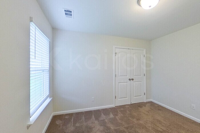Building Photo - 104 Lord Effingham Wy