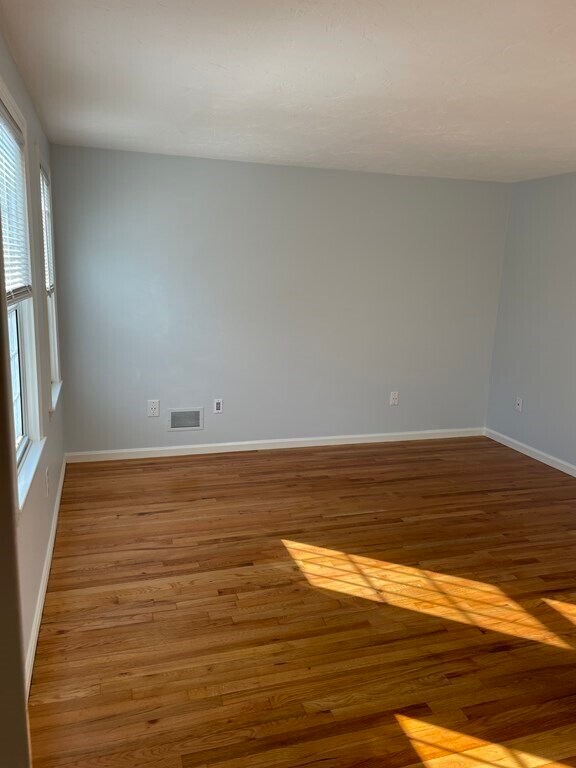 Building Photo - 9 Twin Lakes Dr