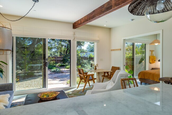 Building Photo - Downtown bungalow