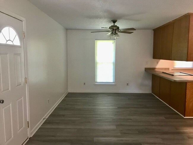 Building Photo - Beautiful  3 bedroom 2 bath Home Located i...