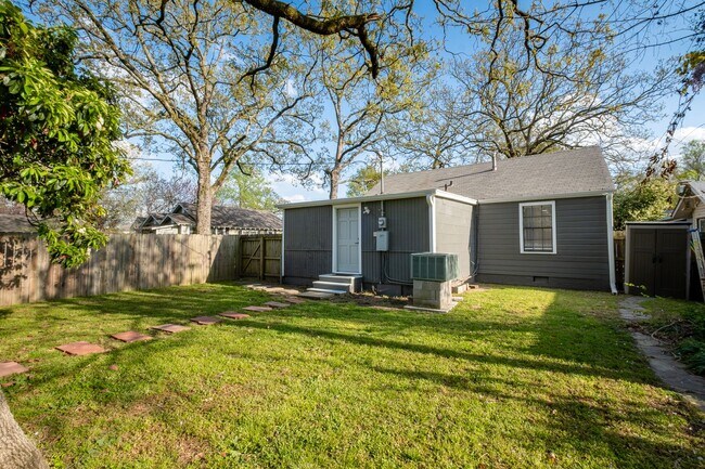 Building Photo - Updated 3-Bedroom Home with Fully Equipped Kitchen & Washer/Dryer in Great Neighborhood!