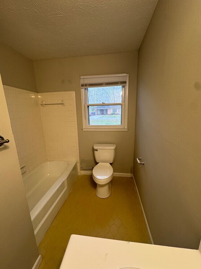 Building Photo - 2029 Kay Dr SW