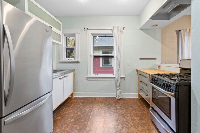 Building Photo - 2422SE / 2424SE