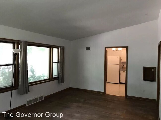 Building Photo - 2 Bedroom/1 Bathroom in Iowa City - East Side