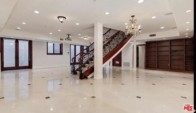 Building Photo - 332 S Almont Dr