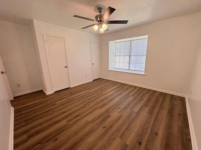 Building Photo - 208 Avon Ct