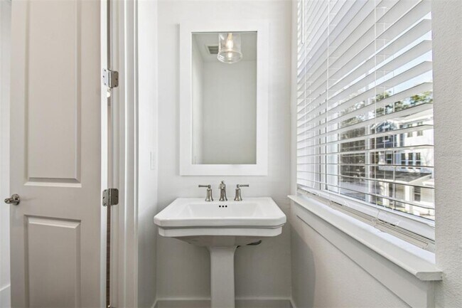 Building Photo - 1951 Risby Aly