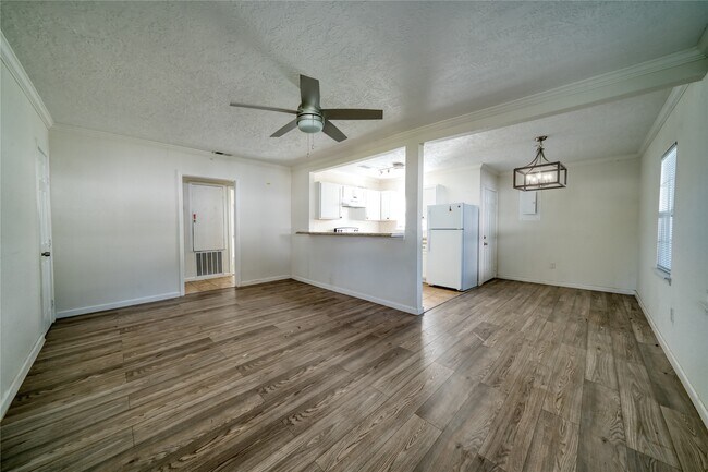 Building Photo - 303 Park St