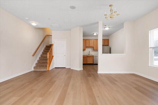 Building Photo - Beautiful End-Unit Townhome for Rent