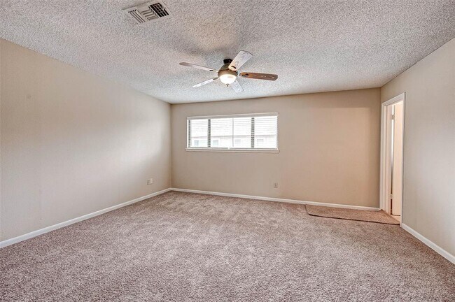 Building Photo - 13922 Hollowgreen Dr